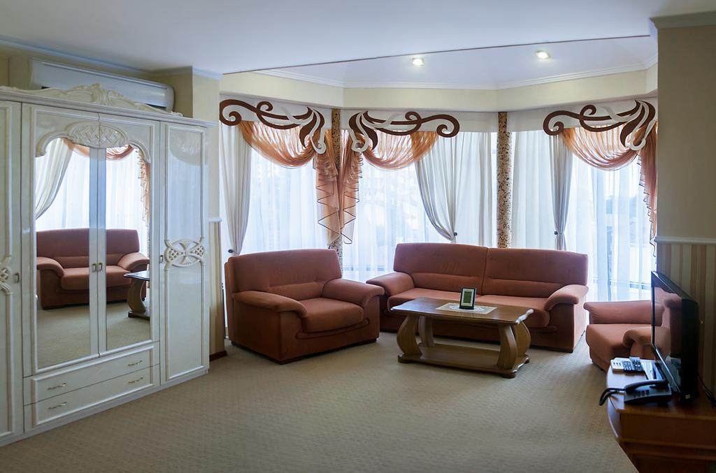 Hotel&Restaurant Senator Truskavets Room photo